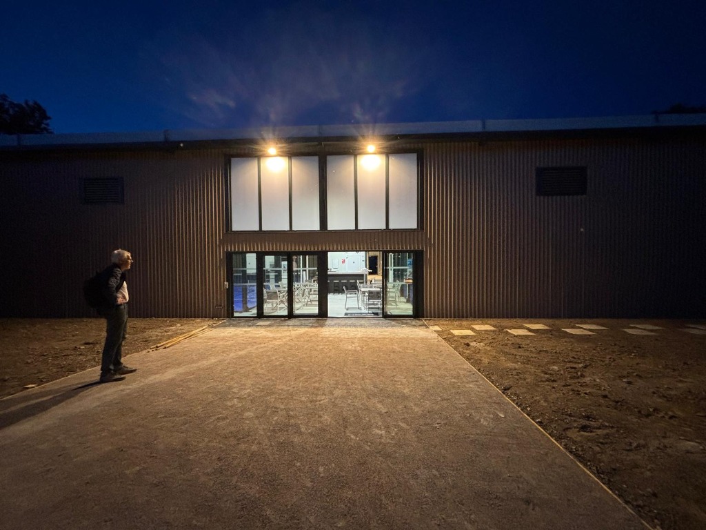 Façade du club Padel Côtière de nuit